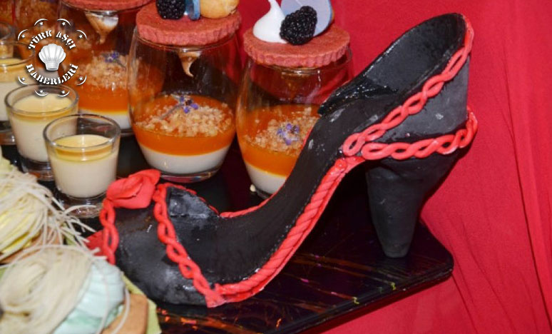 Bursa'da Sevgililer Günü'nde Çikolatadan Ayakkabı Hediyesi