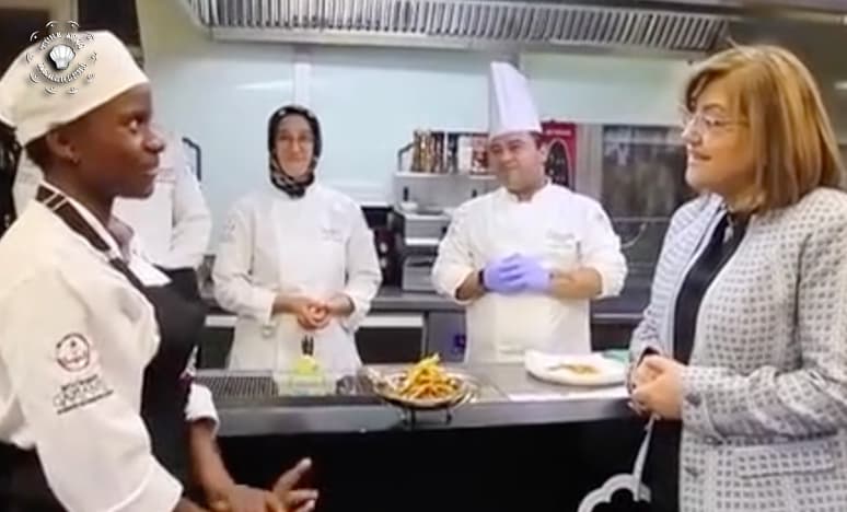 Nijeryalı Aşçı Geleneksel Türk Yemeklerini Öğreniyor...