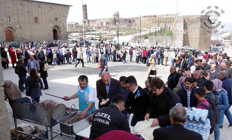 Tarihi Çifte Minareli Medrese'de yemek yarışması