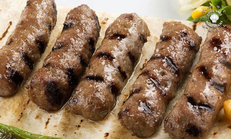 Üzerinde Kedi Gezinen Köfteyi Çöpe Atınca İşinden Oldu