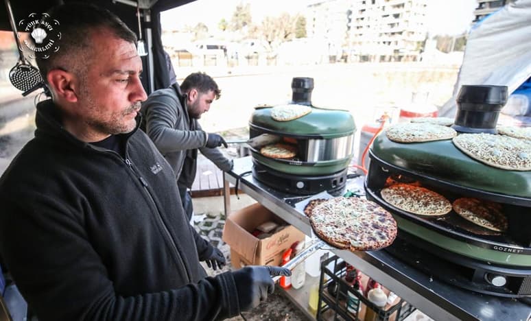 Yabancı Şeflerden Depremze 'delere "Pizza İkramı"